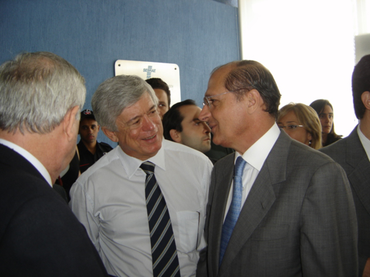 Milton Flvio e Geraldo Alckmin no evento de assinatura da parceria<a style='float:right;color:#ccc' href='https://www3.al.sp.gov.br/repositorio/noticia/03-2008/M FLAVIO TELECURSO.jpg' target=_blank><i class='bi bi-zoom-in'></i> Clique para ver a imagem </a>